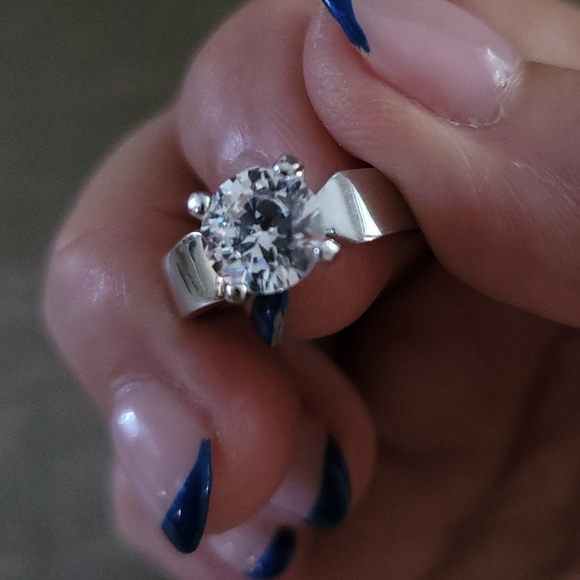 Stunning Latasia Crystal Ring - Picture 6 of 7